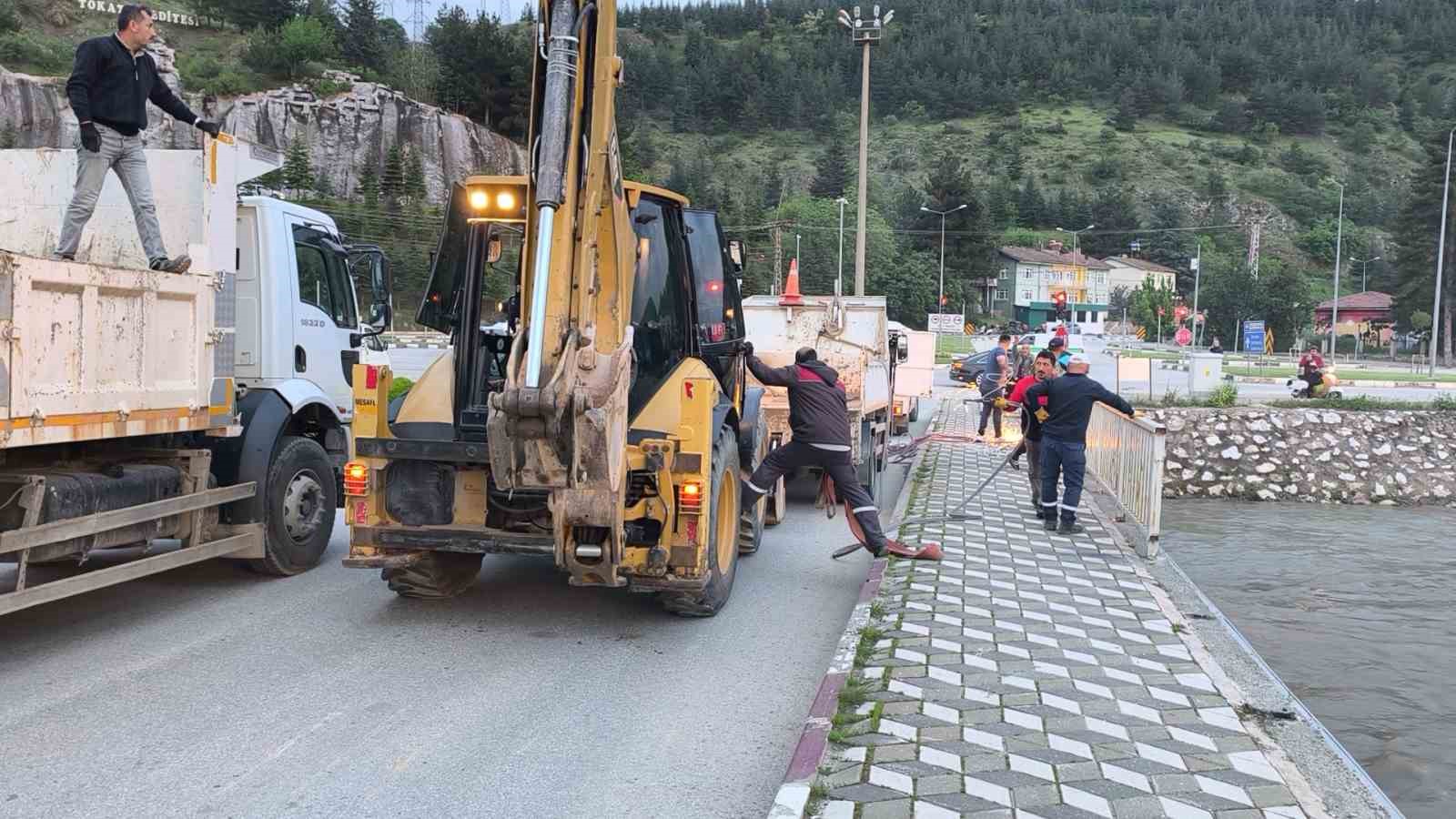 tokatta yesilirmakin tasmasi sonucu sehir icin taskin riski olusturan cedas koprusunun yikimi icin tokat