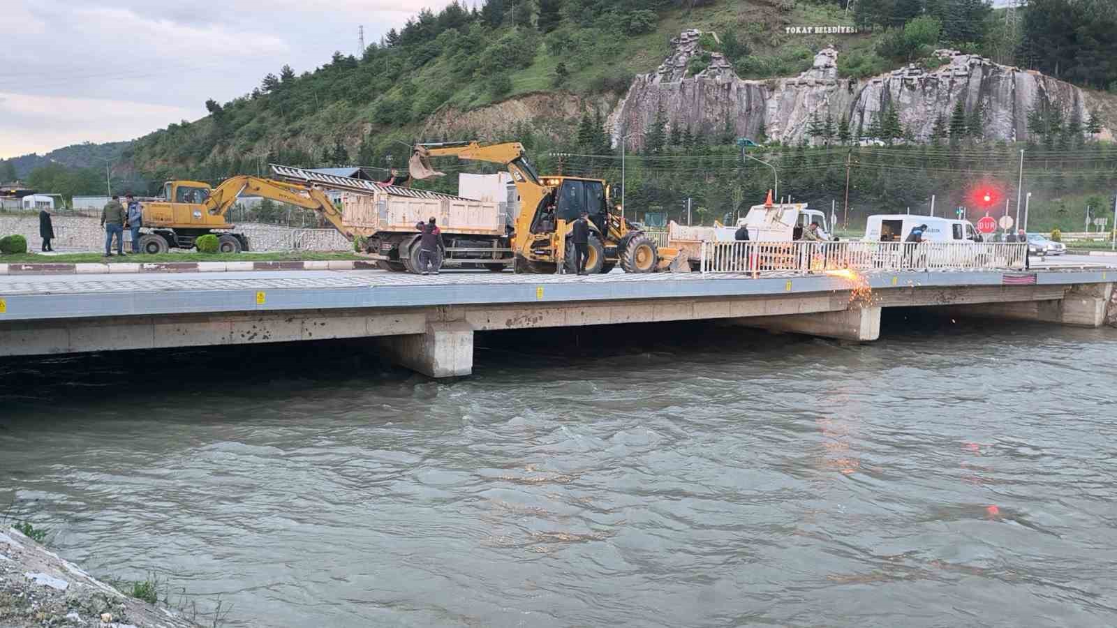 tokatta yesilirmakin tasmasi sonucu sehir icin taskin riski olusturan cedas koprusunun yikimi icin tokat vkCP1cTO