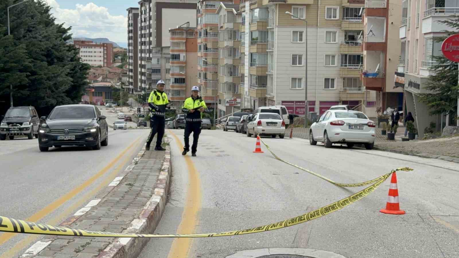 tokatta yolun karsisina gecmek isteyen kadina alkollu surucu carpti 3 g2gAA33A