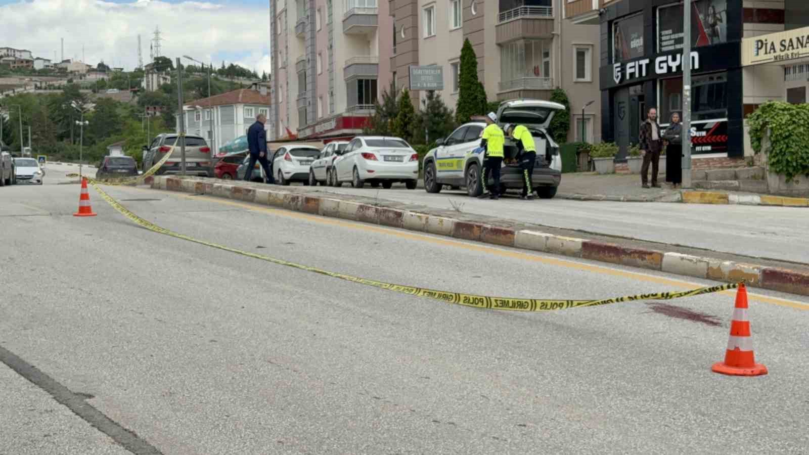 tokatta yolun karsisina gecmek isteyen kadina alkollu surucu carpti 4 M3JtaYBD