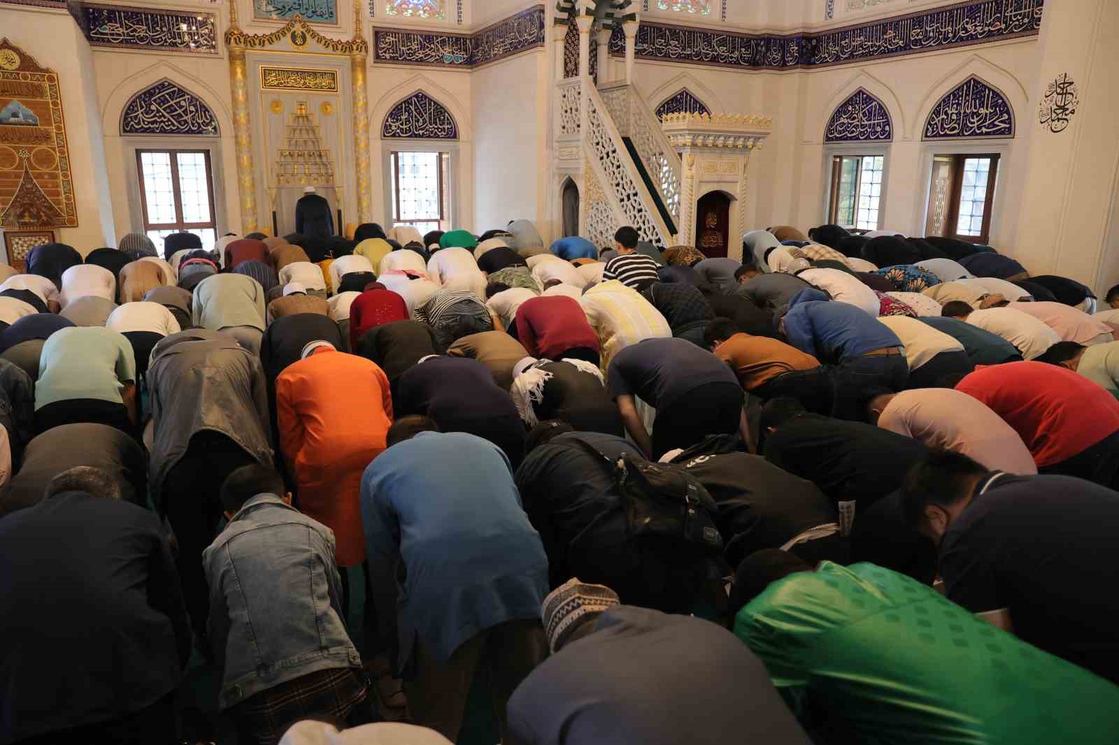 tokyo camiinde bayram namazi yogun katilim nedeniyle 3 kez kilindi 1 34IhJsLF