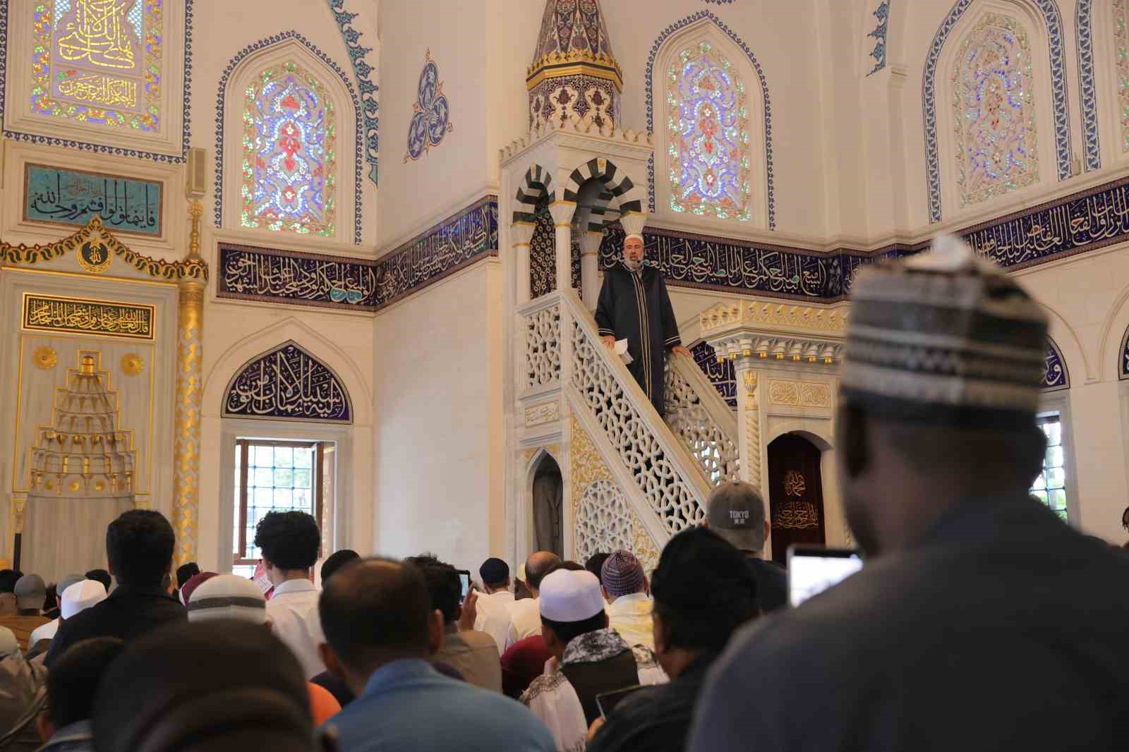 tokyo camiinde bayram namazi yogun katilim nedeniyle 3 kez kilindi 2 VdeM7ml9