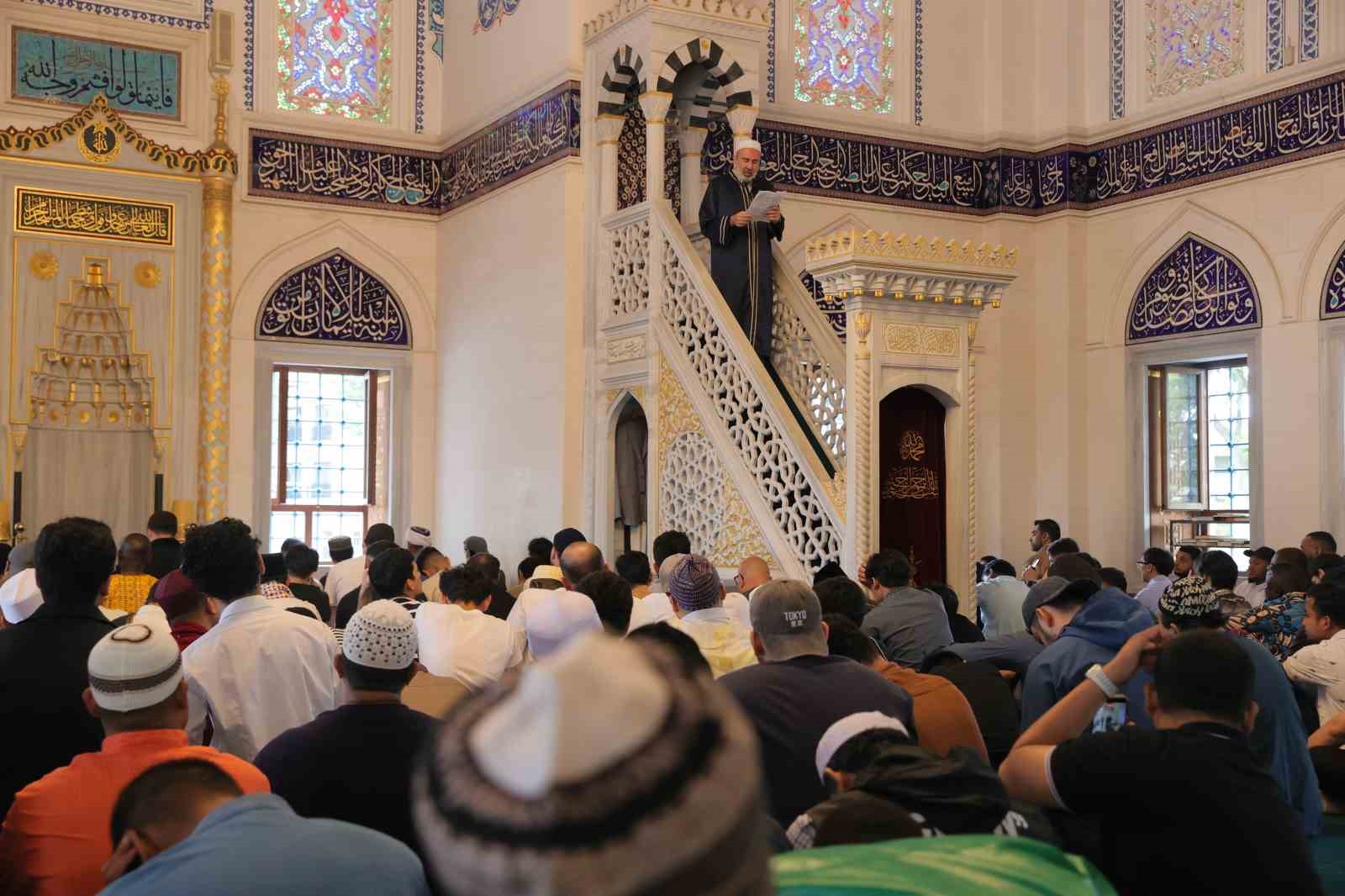 tokyo camiinde bayram namazi yogun katilim nedeniyle 3 kez kilindi 3 X9aJtV1h