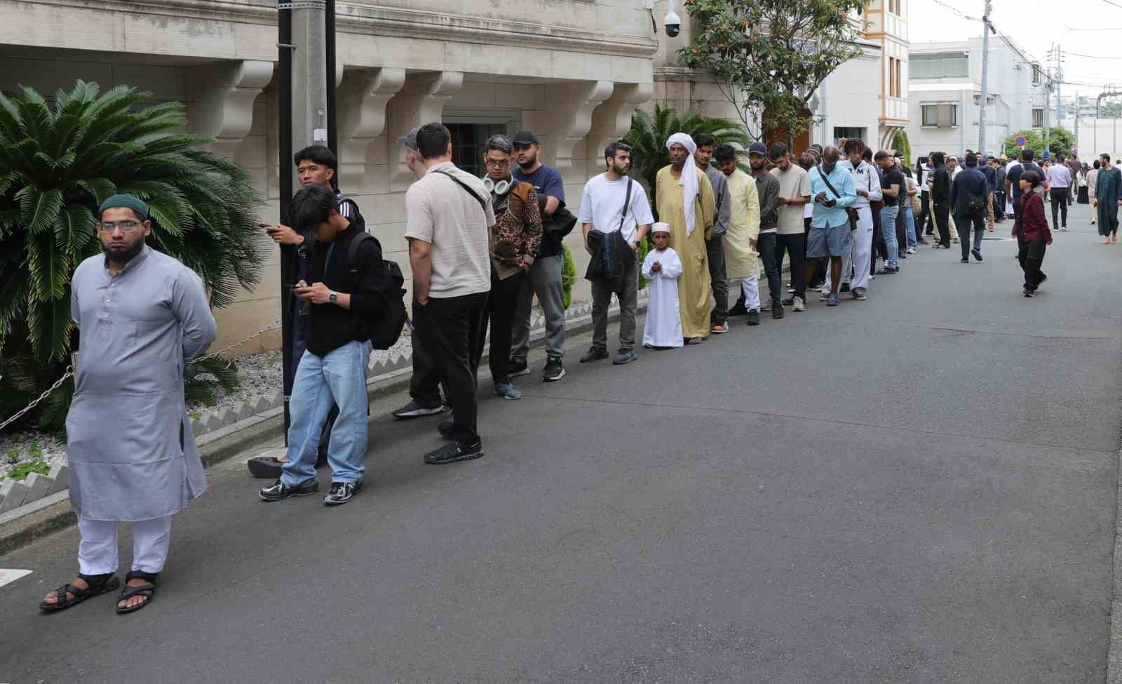 tokyo camiinde bayram namazi yogun katilim nedeniyle 3 kez kilindi 4 8G1efSjJ