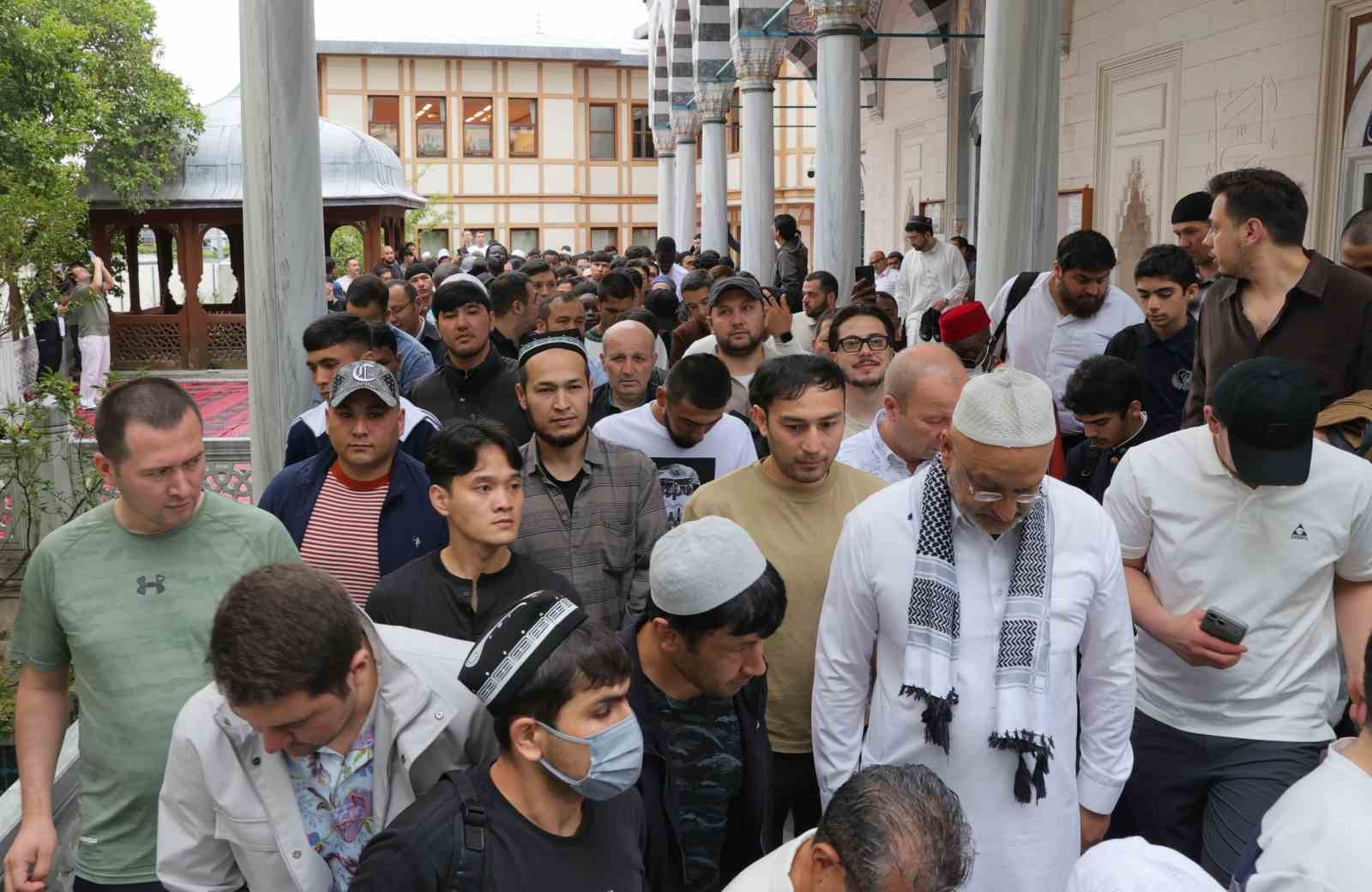 tokyo camiinde bayram namazi yogun katilim nedeniyle 3 kez kilindi 5 kNNj8AMg