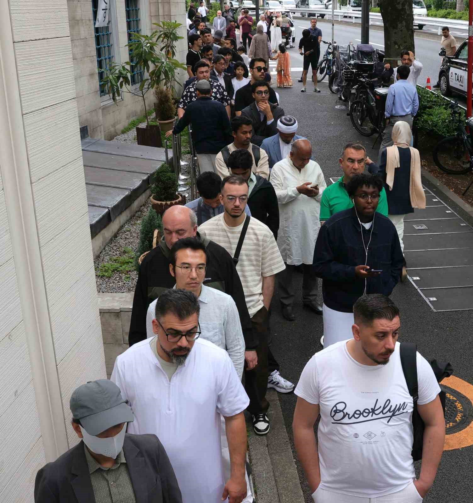 tokyo camiinde bayram namazi yogun katilim nedeniyle 3 kez kilindi 6 M6SIukyK