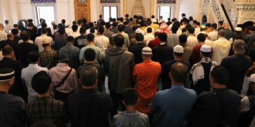 tokyo-camiinde-bayram-namazi-yogun-katilim-nedeniyle-3-kez-kilindi-h6h4WBSO.jpg