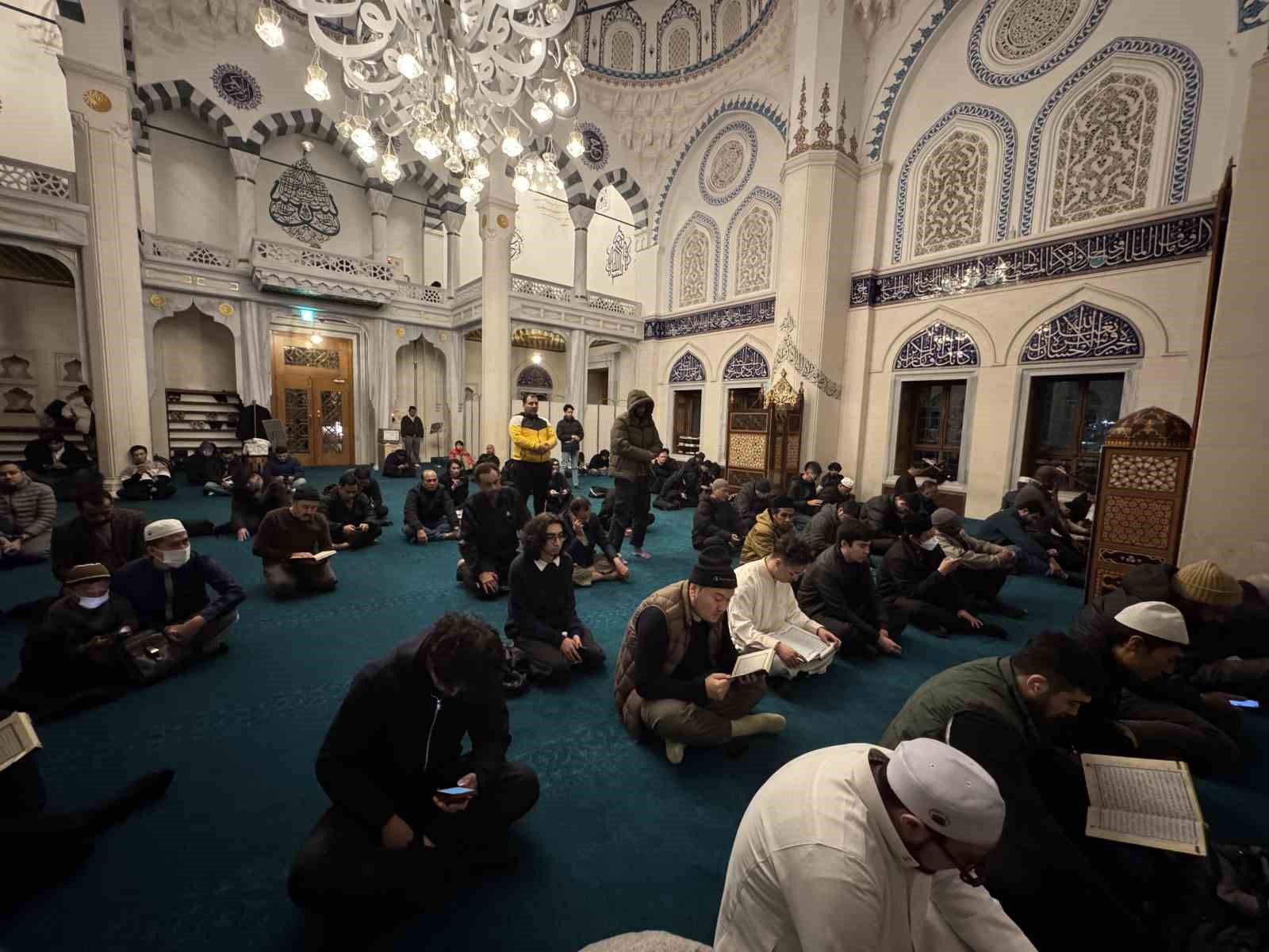 tokyo camiinde ramazan ayinin ilk teravih namazi kilindi 0