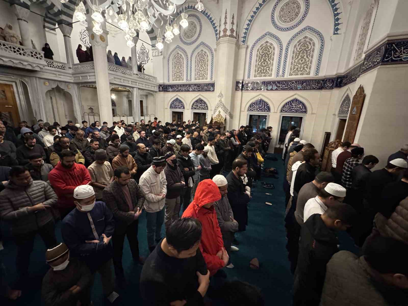 tokyo camiinde ramazan ayinin ilk teravih namazi kilindi 1 Fqm2hIqn