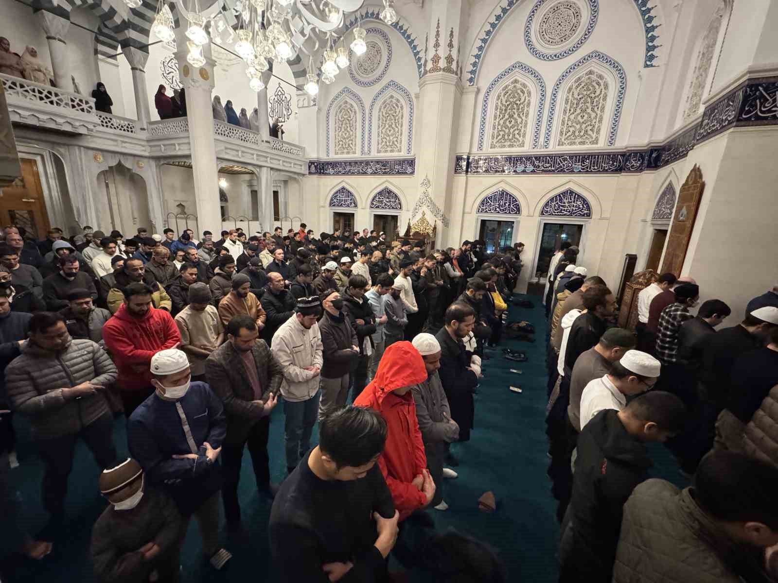 tokyo camiinde ramazan ayinin ilk teravih namazi kilindi 2 sVY3NaTL
