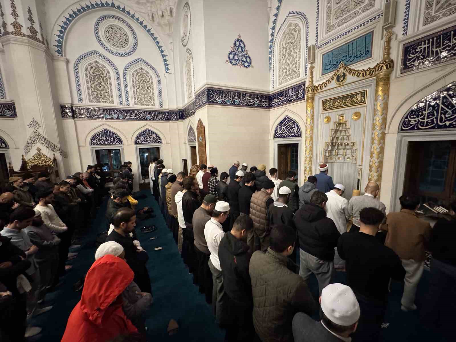 tokyo camiinde ramazan ayinin ilk teravih namazi kilindi 3 lMKbfy5I