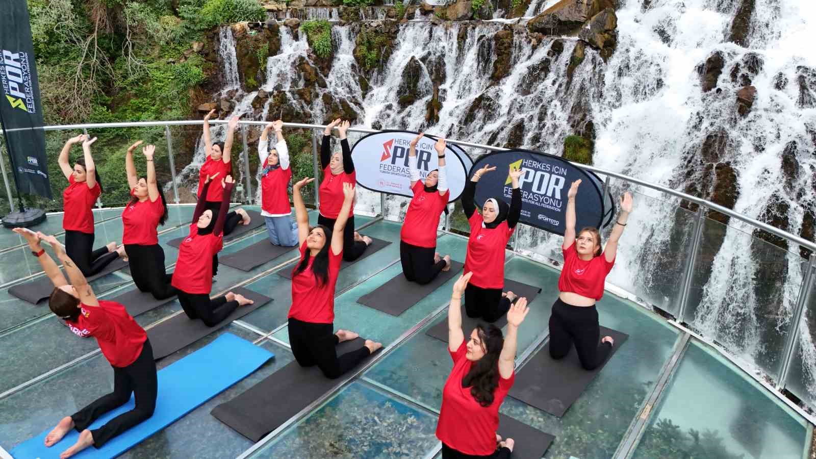 Tomara Şelalesi’nde Dünya Yoga Günü etkinliği 7 tomara selalesinde dunya yoga gunu etkinligi 3 RyLA6gam