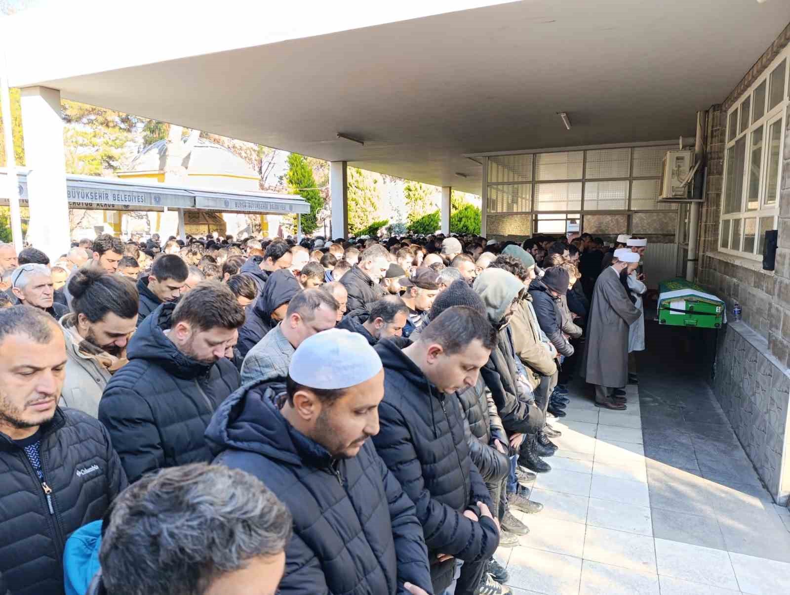 tomruk tasidigi vincte akima kapilarak hayatini kaybeden patron son yolculuguna ugurlandi 0 Zn9GjmUu