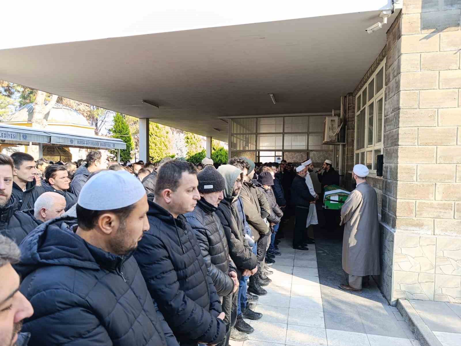 tomruk tasidigi vincte akima kapilarak hayatini kaybeden patron son yolculuguna ugurlandi 1 d9IZuKUk