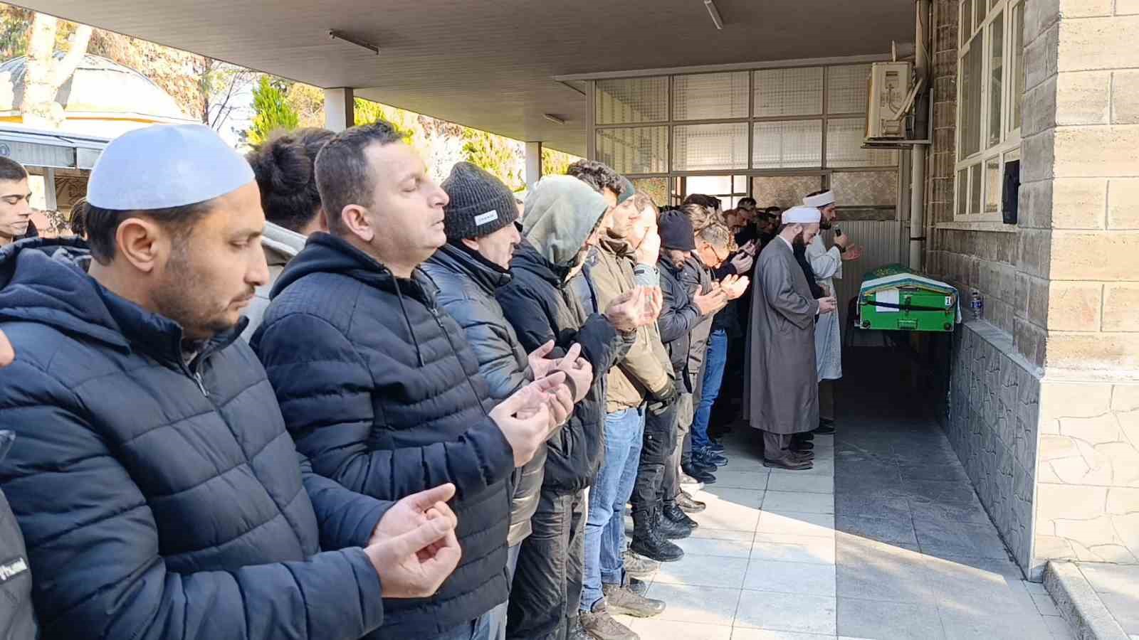 tomruk tasidigi vincte akima kapilarak hayatini kaybeden patron son yolculuguna ugurlandi 3 4frNlNMR