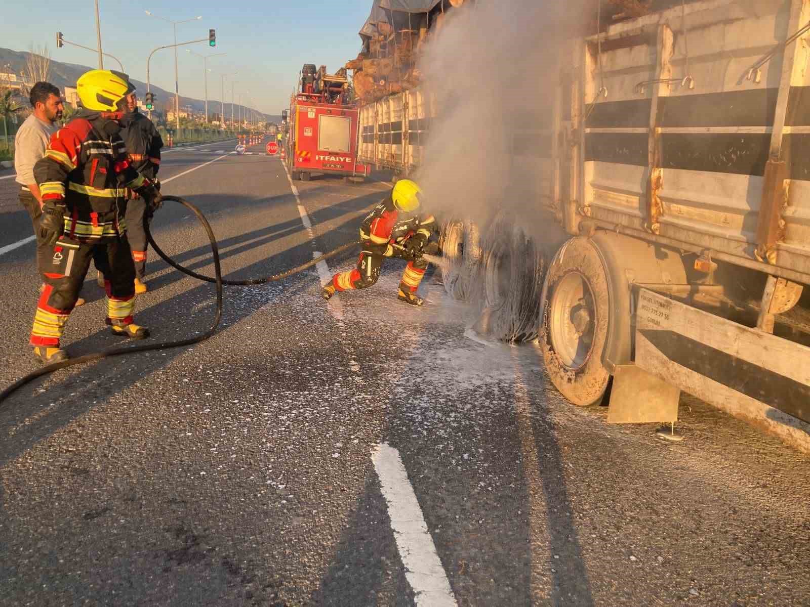 tomruk yuklu tir dorsesi alevel alev yandi 1 uZeiKHrq