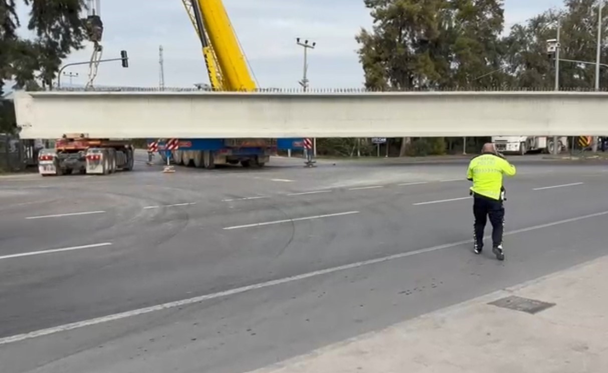 tonlarca agirliktaki beton blok tasiyan tirin tekeri koptu 0 Iv8CVca8