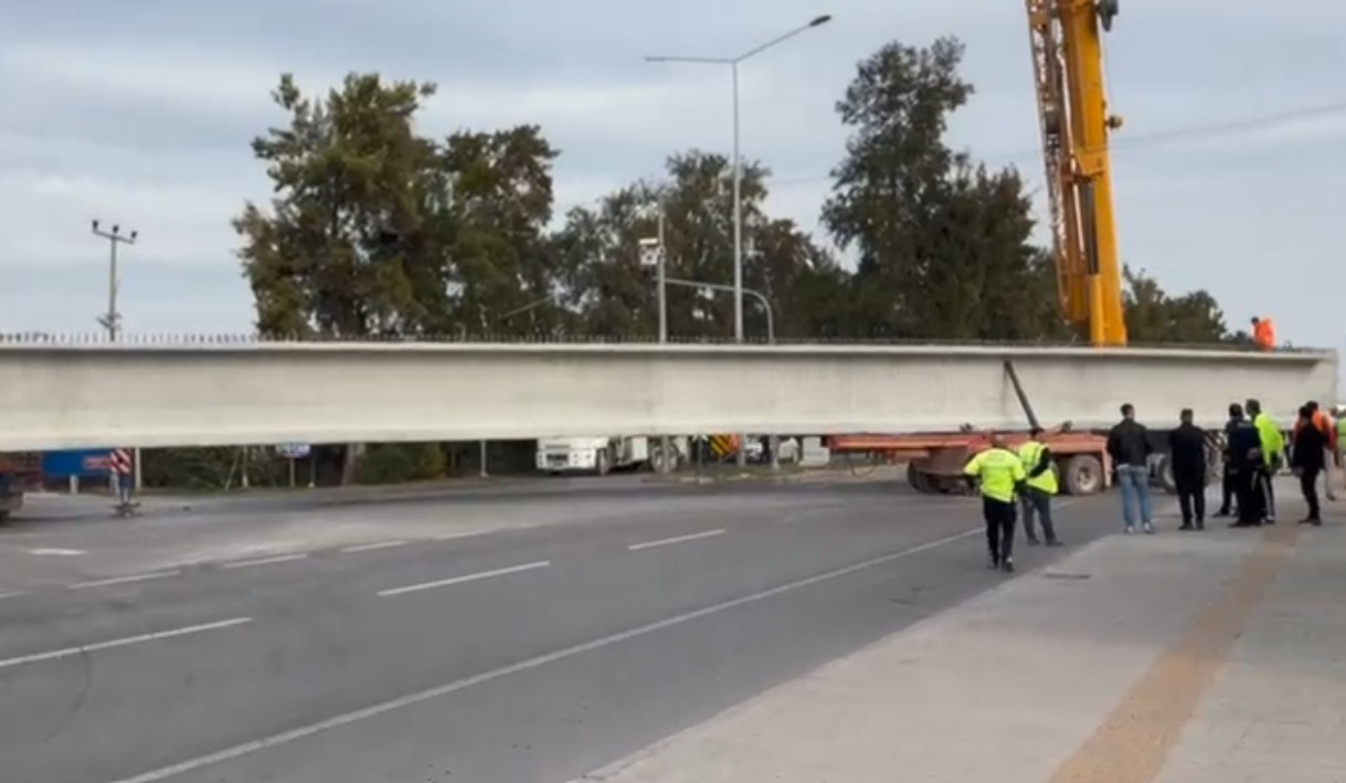 tonlarca agirliktaki beton blok tasiyan tirin tekeri koptu 1 U1vICjKX