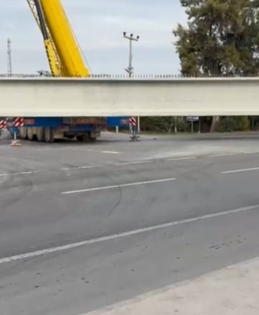 tonlarca-agirliktaki-beton-blok-tasiyan-tirin-tekeri-koptu-cjklu7Aq.jpg