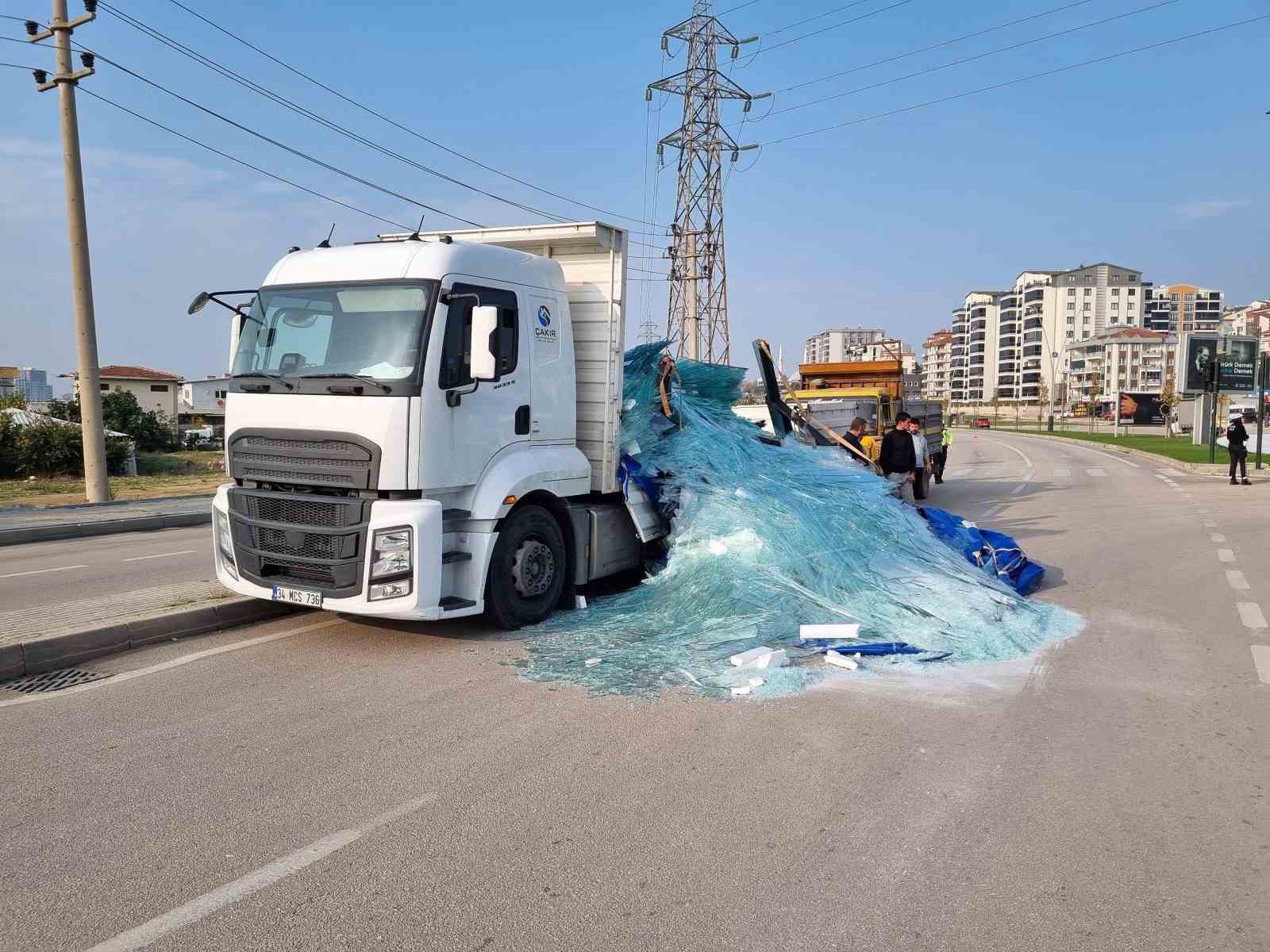 tonlarca agirliktaki cam yola sacildi 0 8PaKtwTB