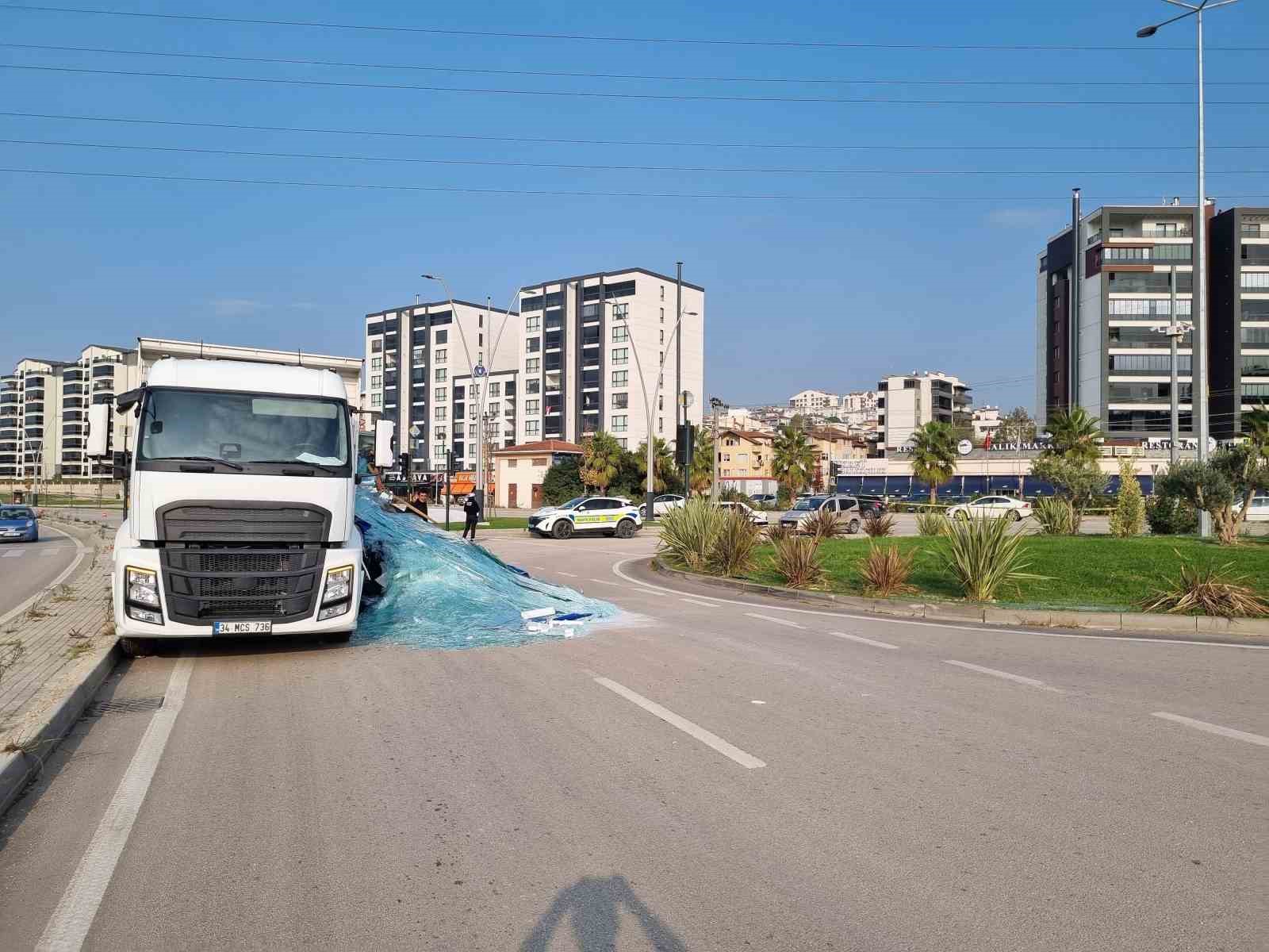 tonlarca agirliktaki cam yola sacildi 2 zYzmYjJS