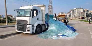 tonlarca-agirliktaki-cam-yola-sacildi-lAs3aaqr.jpg