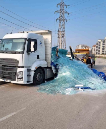 tonlarca-agirliktaki-cam-yola-sacildi-lAs3aaqr.jpg