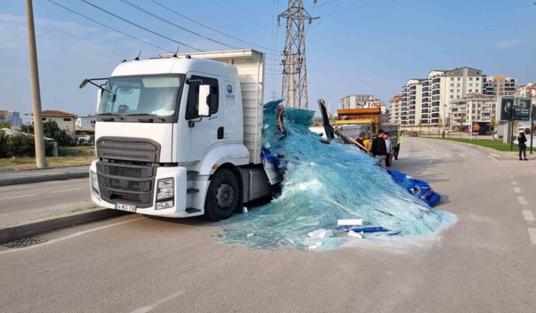 tonlarca-agirliktaki-cam-yola-sacildi-lAs3aaqr.jpg