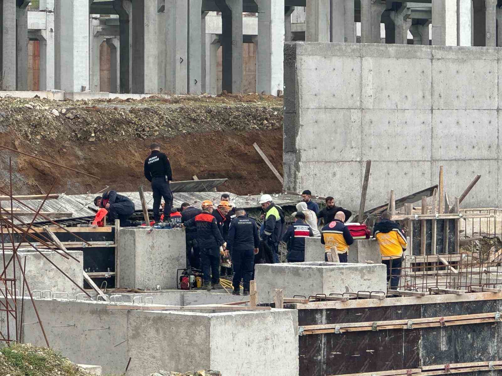 tonlarca betonun altinda kaldilar 1 isci oldu 2si sag kurtarildi 0 V4NPedQB