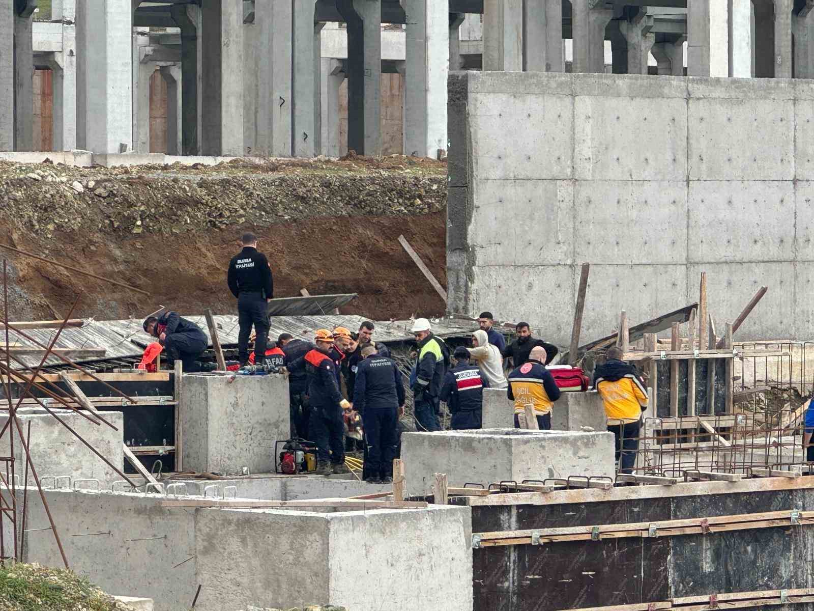 tonlarca betonun altinda kaldilar 1 isci oldu 2si sag kurtarildi 2 daEiqtzt