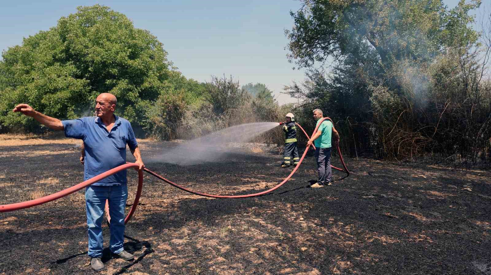 Tonlarca saman balyası yandı 4 tonlarca saman balyasi yandi 0 w1VHLw1r