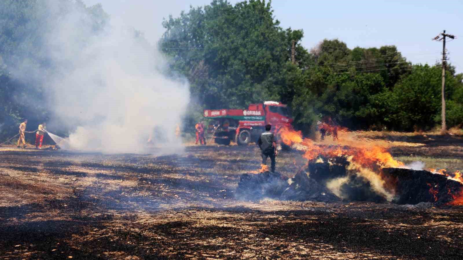 Tonlarca saman balyası yandı 6 tonlarca saman balyasi yandi 2 Ehkcg1DE