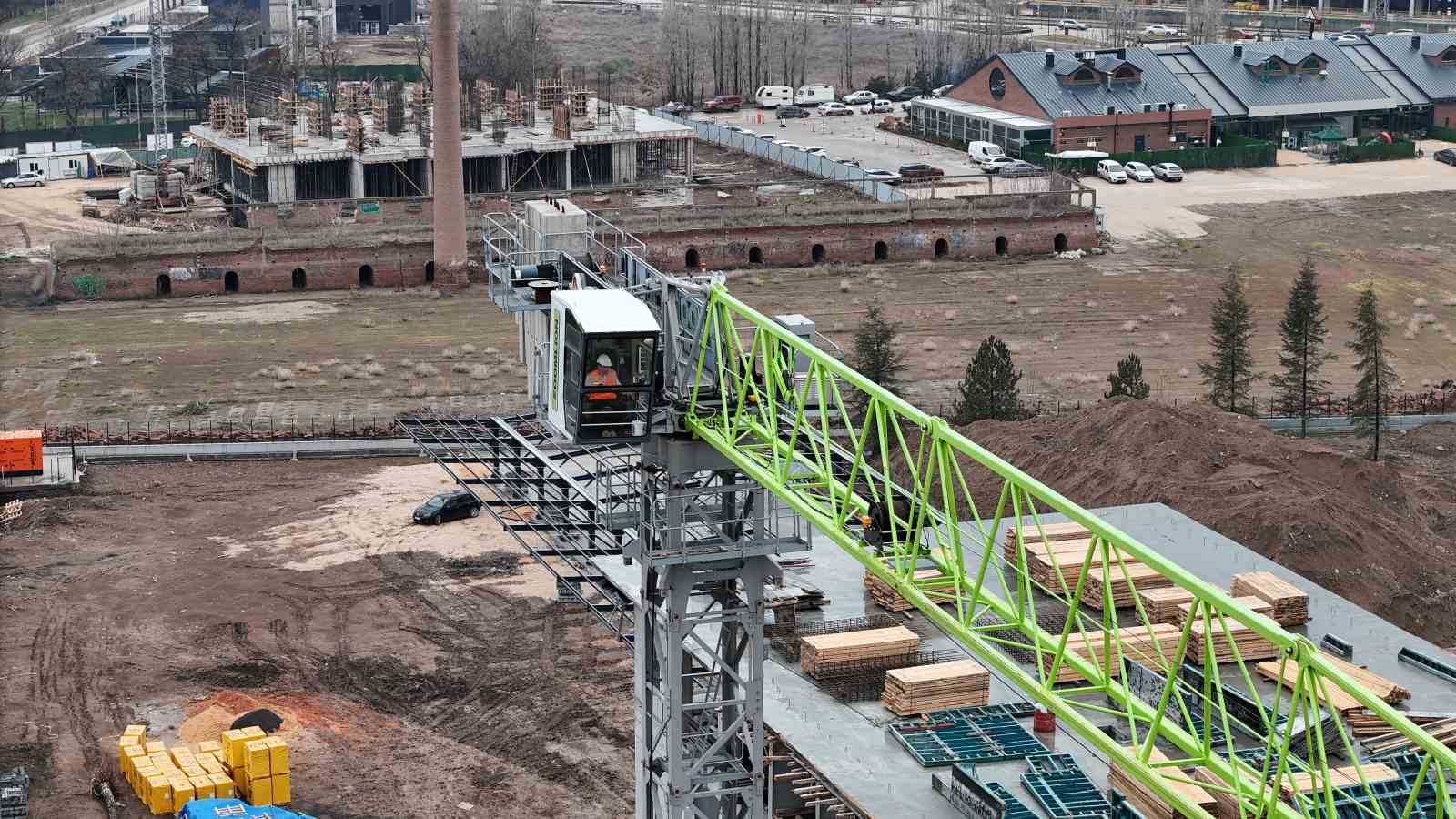 tonlarca yuku metrelerce yukseklikte adeta igne deliginden geciriyorlar 1 eGTIlsB7