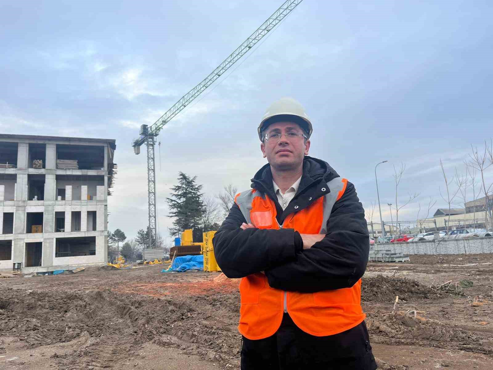 tonlarca yuku metrelerce yukseklikte adeta igne deliginden geciriyorlar 2 hNENLMsj