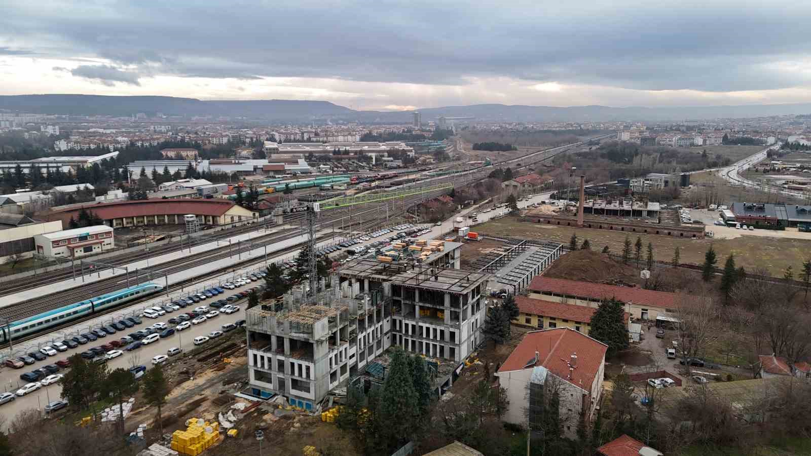 tonlarca yuku metrelerce yukseklikte adeta igne deliginden geciriyorlar 3 bkX2bL2R