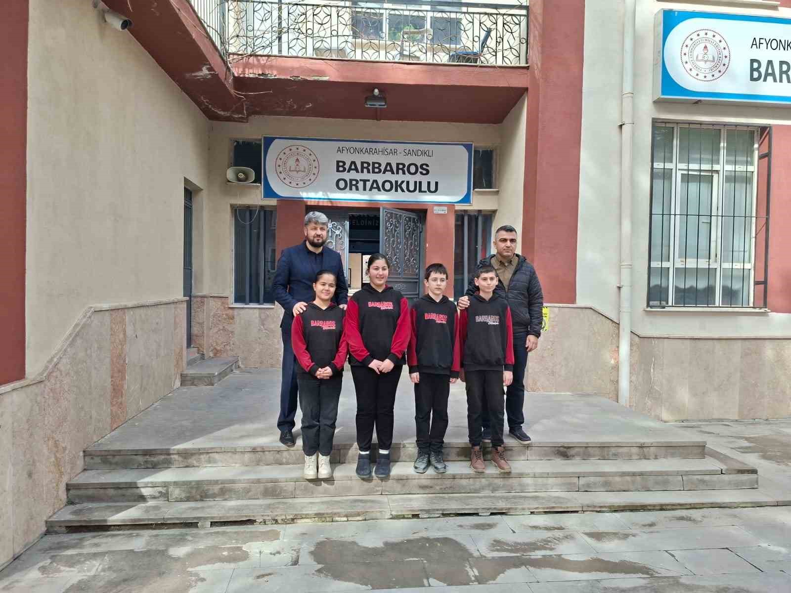topladiklari para ile 3 bakkalin veresiye defterini satin alan ogretmen ve ogrenciler yurekleri isitti 5UMpHPC4