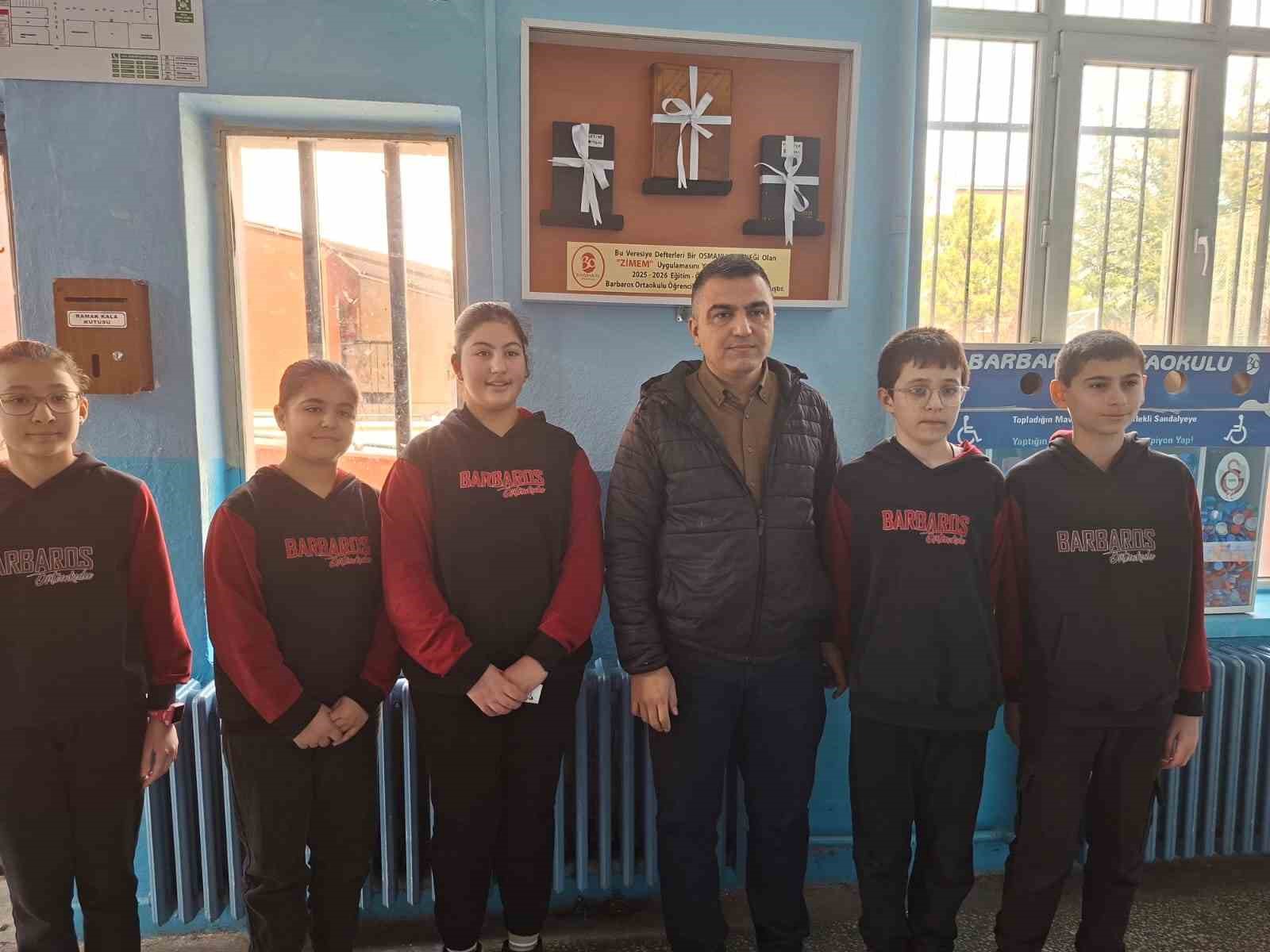 topladiklari para ile 3 bakkalin veresiye defterini satin alan ogretmen ve ogrenciler yurekleri isitti BWVEkwVf