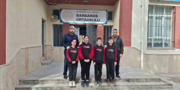 topladiklari-para-ile-3-bakkalin-veresiye-defterini-satin-alan-ogretmen-ve-ogrenciler-yurekleri-isitti-puSLgr6f.jpg