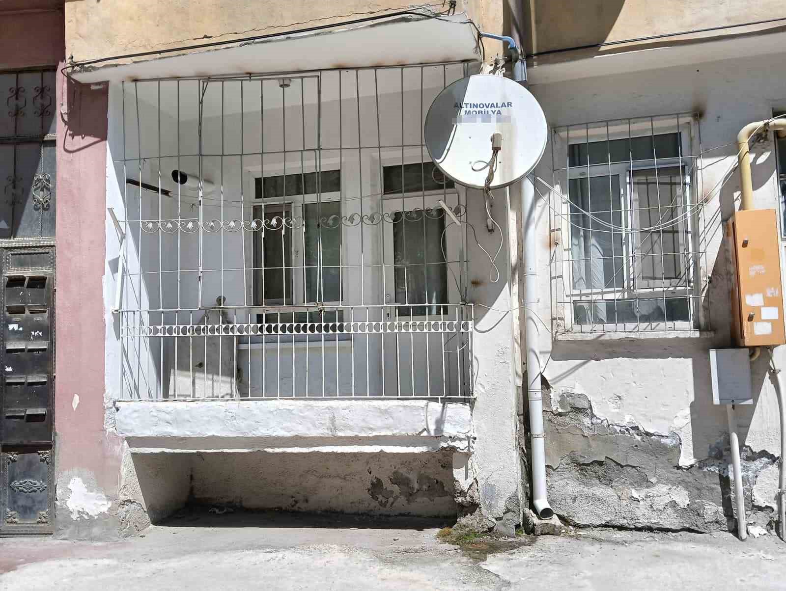 topraga gomulu bulunan kafatasi ve kemiklerin 15 yildir kayip olan kardesine ait oldugunu iddia