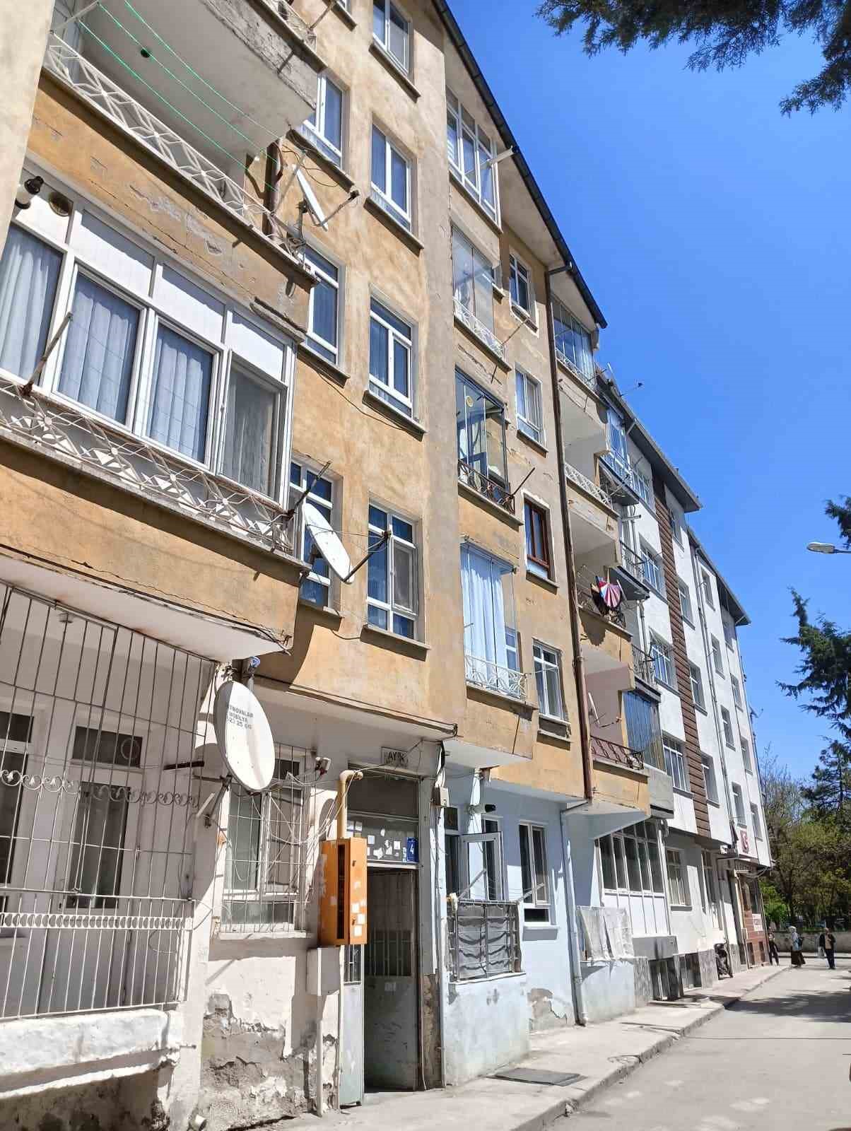 topraga gomulu bulunan kafatasi ve kemiklerin 15 yildir kayip olan kardesine ait oldugunu iddia tYnh46KR