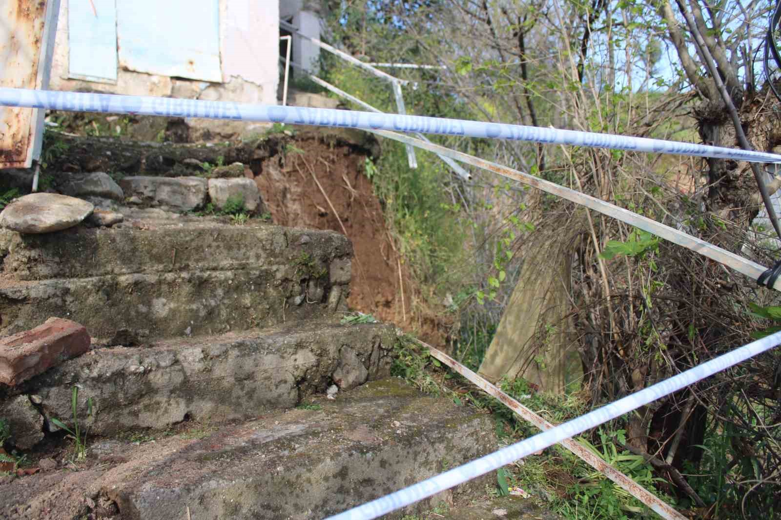 toprak kaymasi sonucu evi yikilan genc 10 dakikayla kurtuldu 0 RweEaNsN