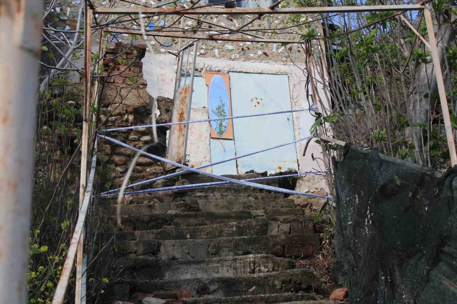 toprak kaymasi sonucu evi yikilan genc 10 dakikayla kurtuldu 1 fM8SMuwr