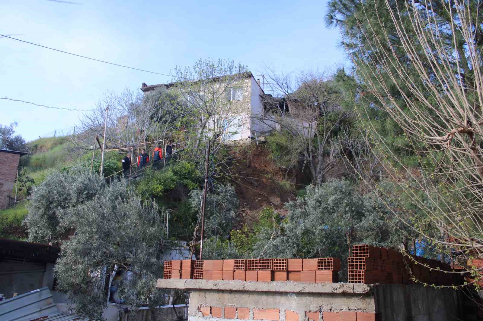 toprak kaymasi sonucu evi yikilan genc 10 dakikayla kurtuldu 2 Ia8rbmYr
