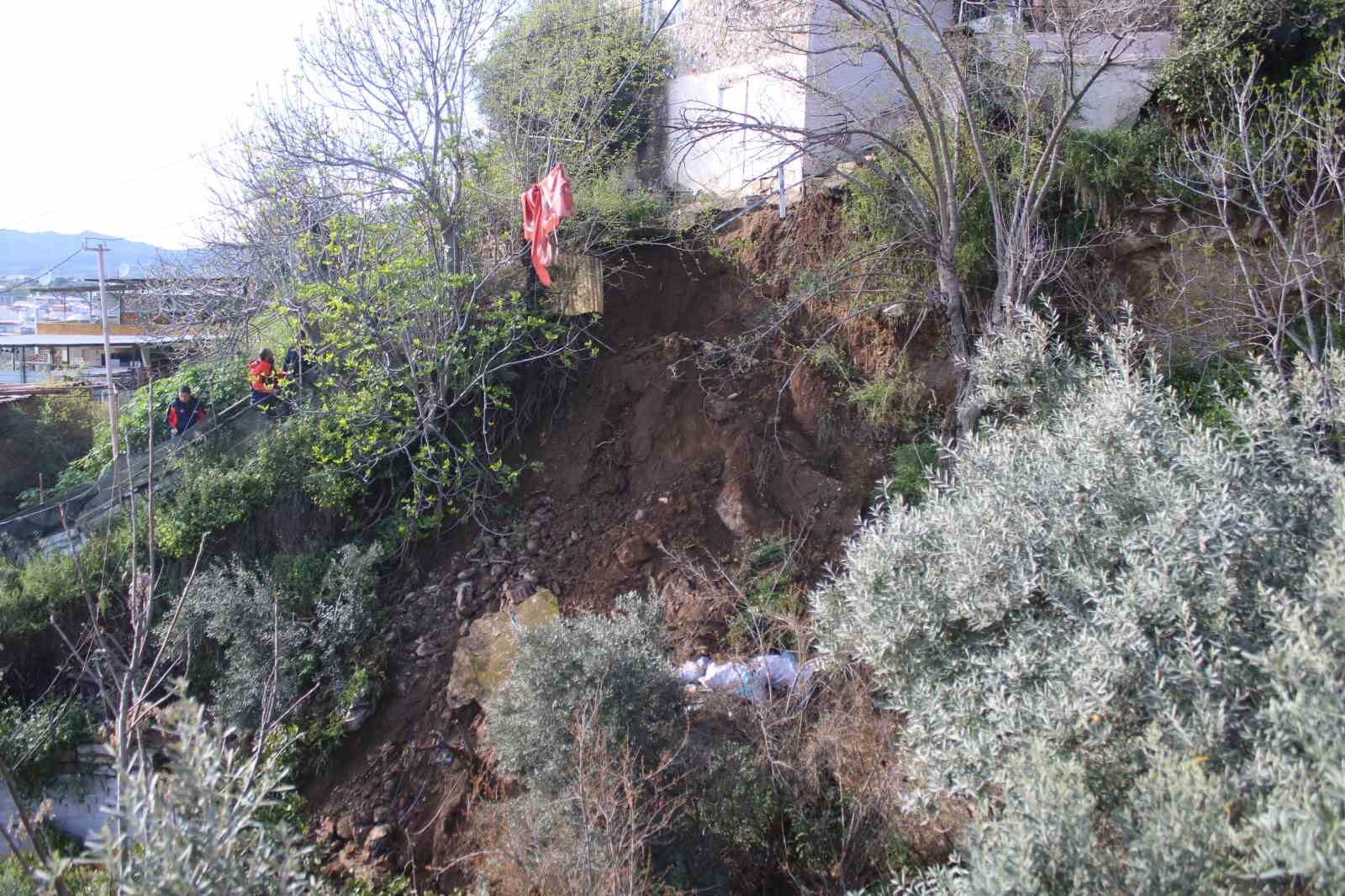 toprak kaymasi sonucu evi yikilan genc 10 dakikayla kurtuldu 3 yZ9wMCwi