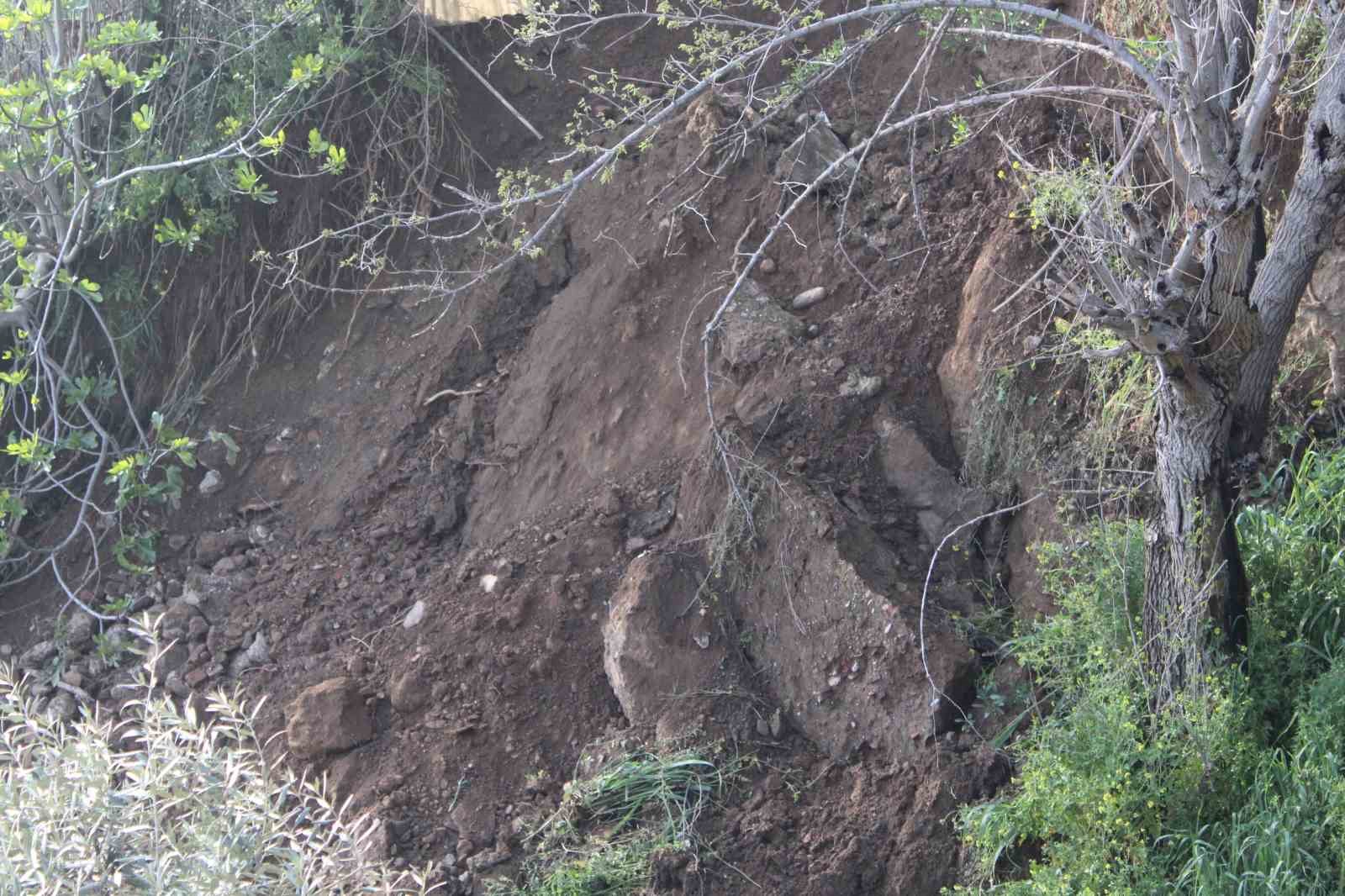 toprak kaymasi sonucu evi yikilan genc 10 dakikayla kurtuldu 4 eBzGvcrw