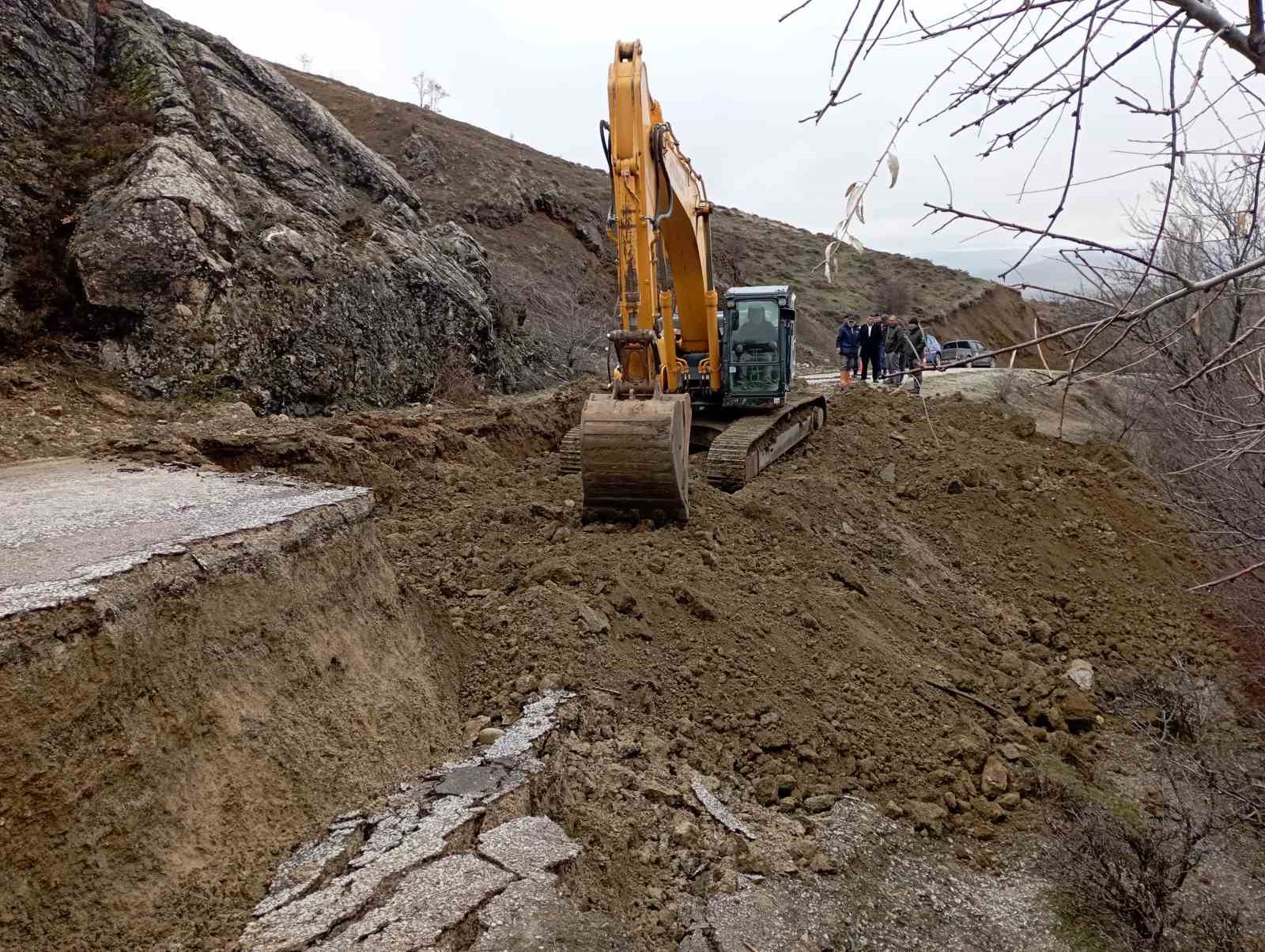 toprak kaymasinin yasandigi yolda zemin guclendirme calismalari basladi 2 u3BpcDdY