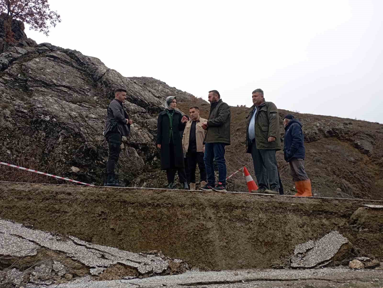 toprak kaymasinin yasandigi yolda zemin guclendirme calismalari basladi 3 4NKAkL9a