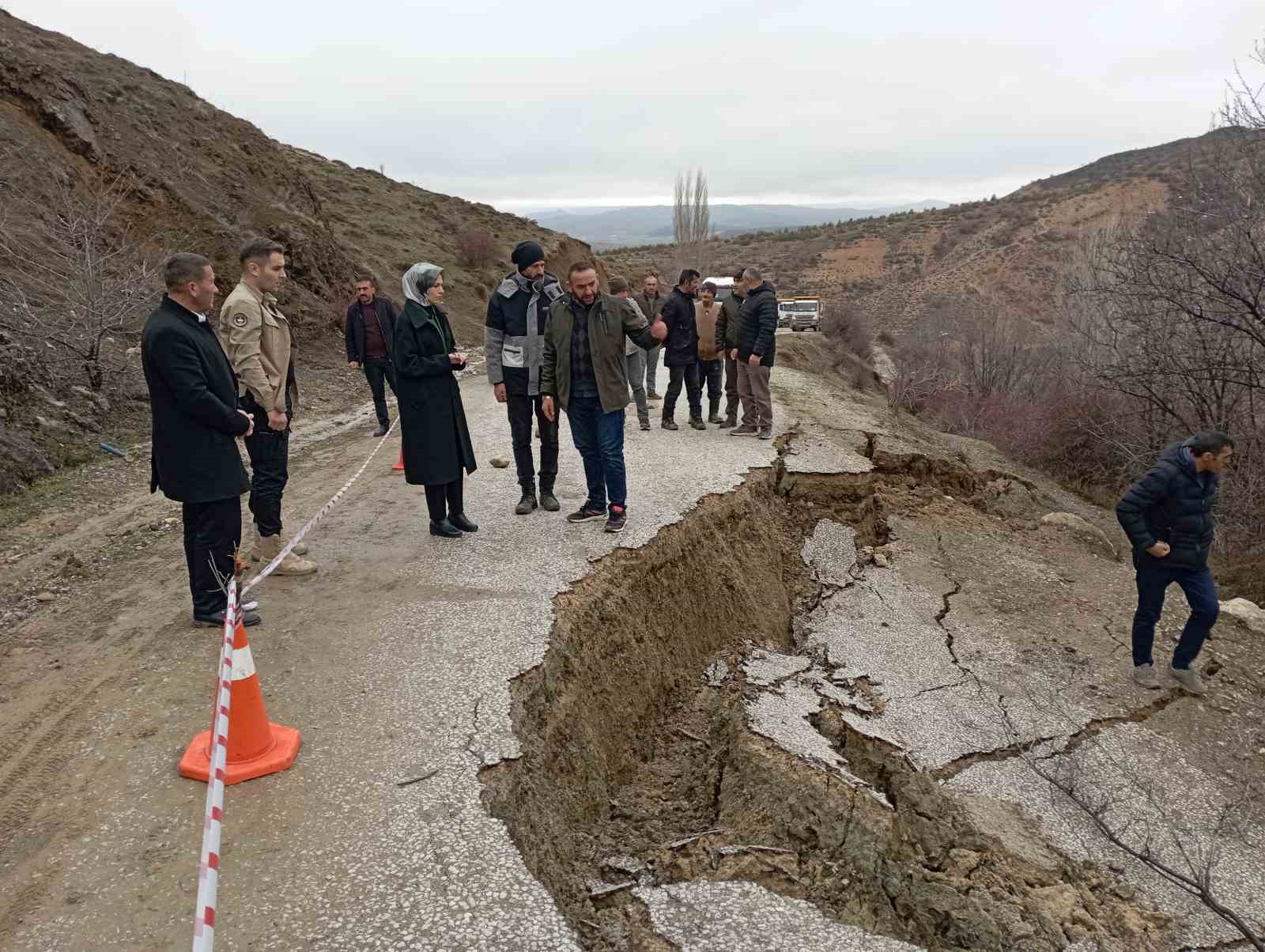 toprak kaymasinin yasandigi yolda zemin guclendirme calismalari basladi 4 hHRGrEvL