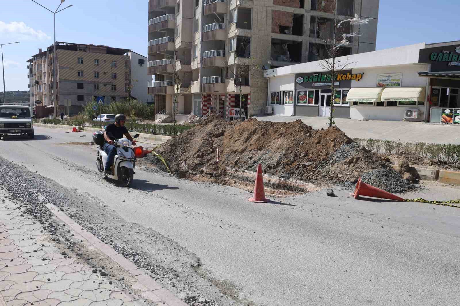 toprak yiginina carpan motosikletli metrelerce suruklendi o anlar kamerada 1