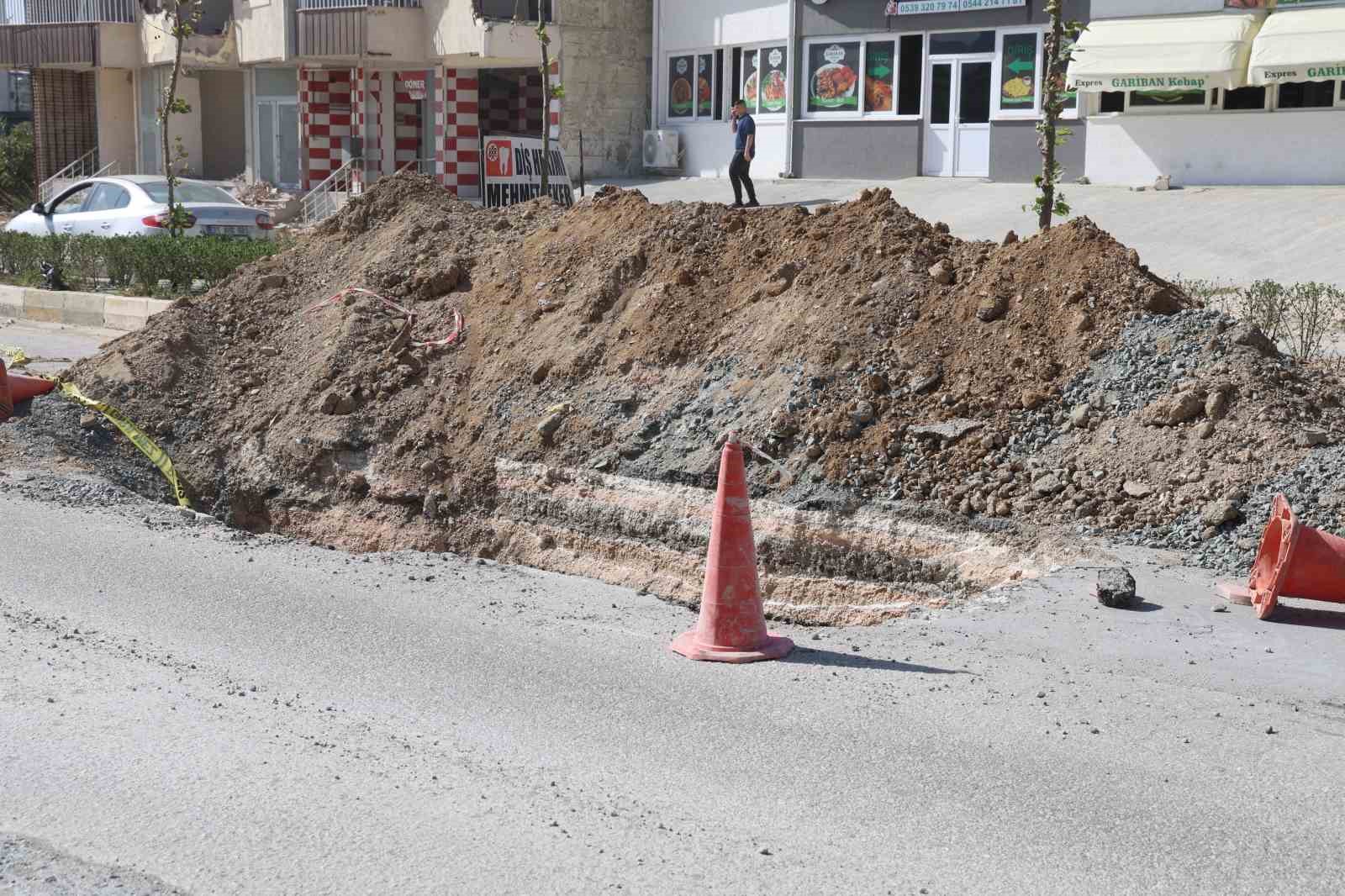 toprak yiginina carpan motosikletli metrelerce suruklendi o anlar kamerada 2